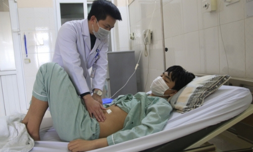 Cảnh báo thủng tạng rỗng do viêm loét dạ dày ở người trẻ tuổi