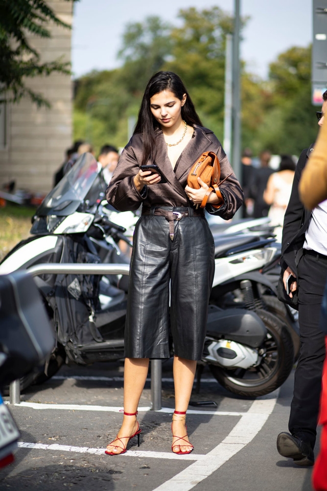 Chất liệu da nhuộm phủ sóng Milan Fashion Week - Ảnh 1.