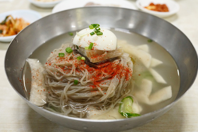 Mỳ lạnh - món ăn phổ biến nhất ở Bình Nhưỡng - Ảnh 2.