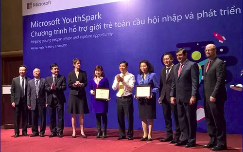 <span style="font-family: 'Times New Roman'; font-size: 15px;">Khoản đầu tư trên nằm trong khuôn khổ chương trình YouthSpark toàn cầu của tập đoàn Microsoft.</span>