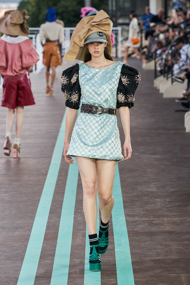 BST Resort 2020 của Miu Miu: hoài cổ và khác biệt - Ảnh 17.