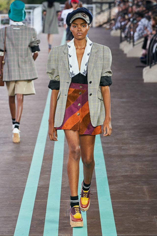 BST Resort 2020 của Miu Miu: hoài cổ và khác biệt - Ảnh 3.