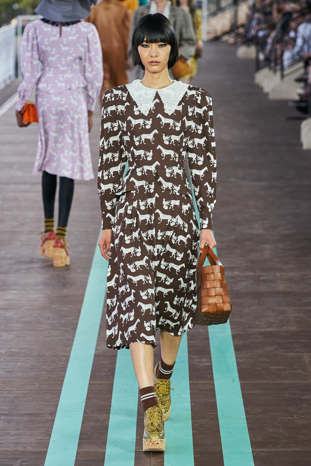 BST Resort 2020 của Miu Miu: hoài cổ và khác biệt - Ảnh 8.