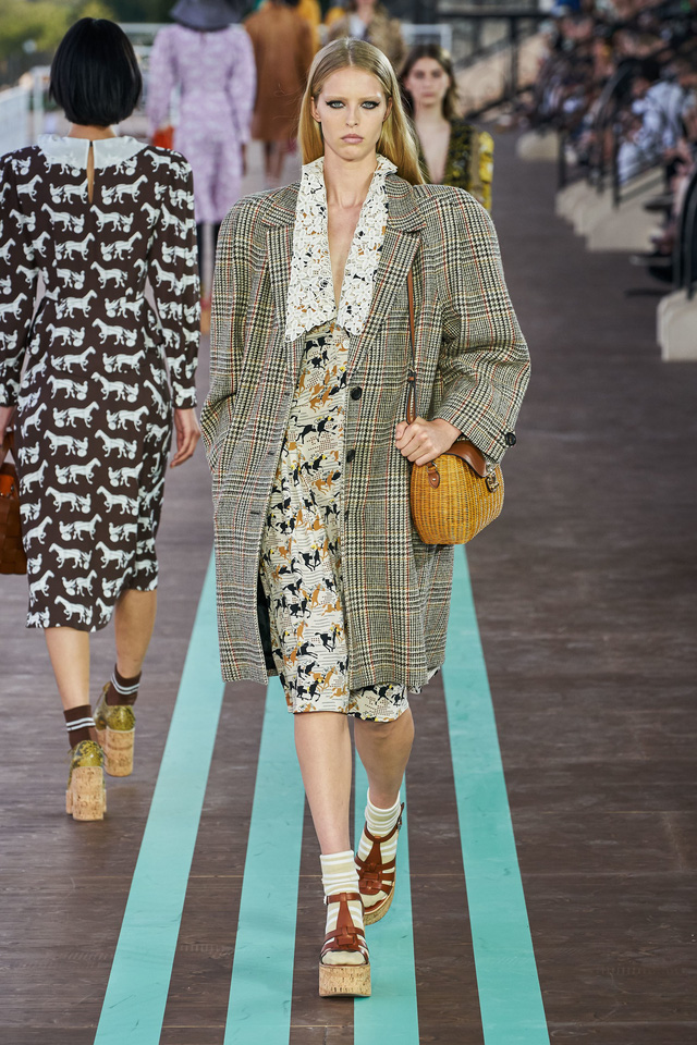 BST Resort 2020 của Miu Miu: hoài cổ và khác biệt - Ảnh 9.