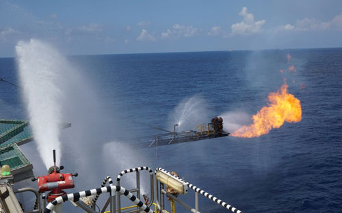 Idemitsu và công ty khai thác dầu khí JX Nippon cũng của Nhật Bản đều sở
 hữu 35% cổ phần tại các lô này, trong khi một công ty khác là Inpex 
Corp nắm giữ 30% - Ảnh minh hoạ.<br>