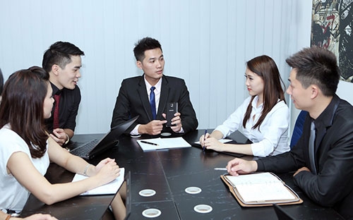 <span style="font-family: 'Times New Roman'; font-size: 15px;">"Khi áp dụng tổng đài di động, mỗi nhân viên tại Thinkcorp đều có thể trao đổi, chăm sóc và giao dịch với khách hàng, điều đó làm thay đổi tác phong và cách làm việc của toàn công ty” - Giám đốc Thinkcorp nói.</span>