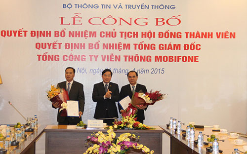 Ông Lê Nam Trà (trái) và ông Cao Duy Hải (bên phải) nhận quyết định bổ nhiệm từ Bộ trưởng Bộ Thông tin và Truyền thông Nguyễn Bắc Son.