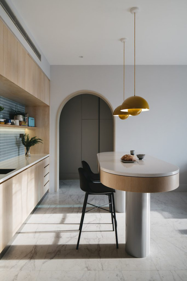 Những đường cong mềm mại trong căn hộ tông màu lạnh - Ảnh 2.