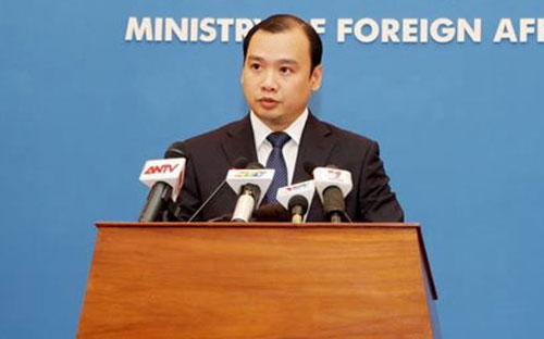 Người phát ngôn Lê Hải Bình cho hay Việt Nam đã nhiều lần can thiệp với phía Trung Quốc, kể cả ở cấp cao,
 về việc Trung Quốc mở rộng các bãi đá ngầm ở Trường Sa, trên Biển Đông.