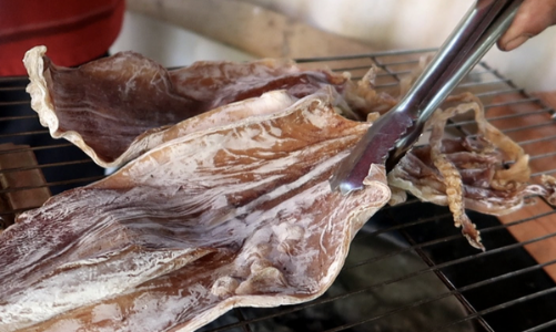 Tránh mua nhầm mực khô tẩm hóa chất
