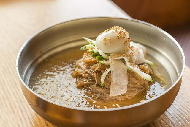 Đánh tan cái nóng Busan với món mỳ Milmyeon - Ảnh 1.