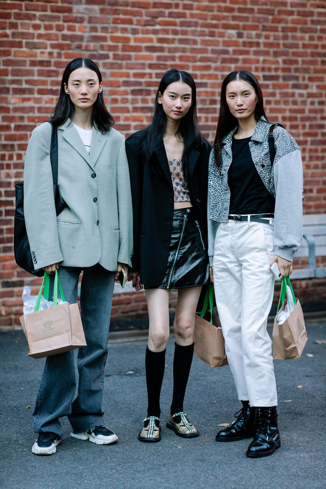 Những bộ cánh cá tính tại 2 ngày đầu New York Fashion Week - Ảnh 1.