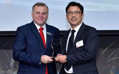 <span style="font-family: 'Times New Roman'; font-size: 14.6666669845581px;">Ngày 8/7, tại Singapore, Tạp chí Asian Banking and Finance (ABF) đã trao tặng VPBank giải thưởng “Ngân hàng dành cho Doanh nghiệp vừa và nhỏ tốt nhất Việt Nam 2015”.</span>