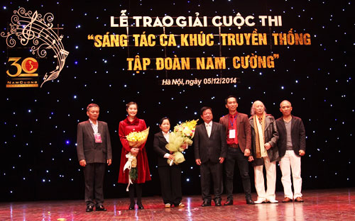 Đại diện ban tổ chức trao giải cho các tác giả đoạt giải.<br>