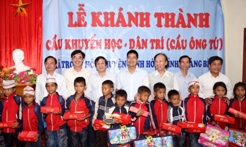 Tập đoàn Nam Cường tặng quà cho học sinh nghèo Quảng Bình