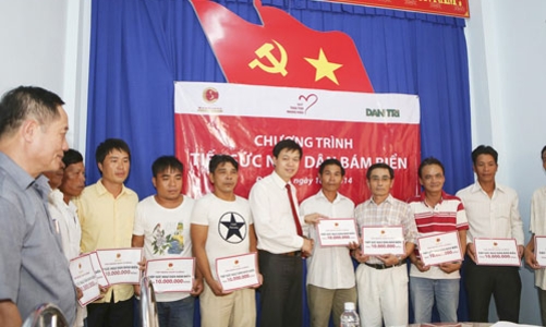 Nam Cường tiếp sức ngư dân bám biển