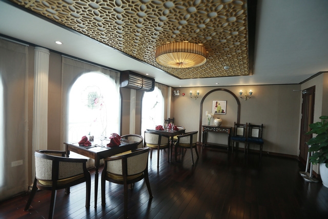 Hành trình khám phá đầy cảm xúc trên Du thuyền Indochine... - Ảnh 2.