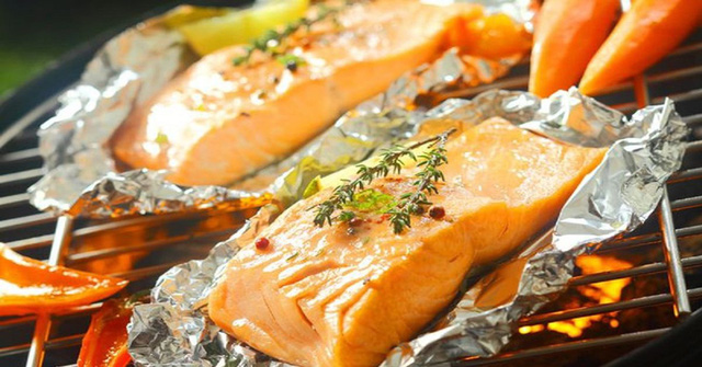 Giấy bạc bọc thực phẩm liệu có an toàn? - Ảnh 2.