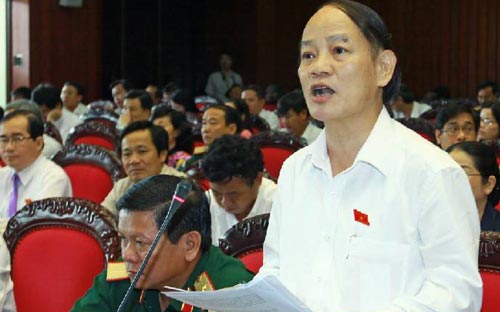 Đại biểu Huỳnh Nghĩa đề nghị Bộ trưởng Đinh Tiến Dũng cho biết cụ thể về các khoản nợ của Vinashin, Vinalines mà Chính phủ cho vay hoặc bảo lãnh vay đã và đang đáo hạn phải trả. <br>