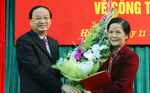 Trưởng ban Tổ chức Trung ương Tô Huy Rứa trao quyết định điều động của Bộ Chính trị cho bà Ngô Thị Doãn Thanh.<br>