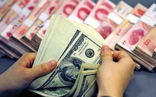 Việc thực hiện cơ chế tỷ giá hối đoái dựa trên một rổ tiền tệ được phản 
ánh qua cơ chế cho phép chuyển đổi tự do từ đồng USD thông qua VND sang 
các ngoại tệ mạnh khác trên lãnh thổ Việt Nam; các ngân hàng thương mại được chuyển đổi từ VND sang USD, sang các
 ngoại tệ khác ở thị trường trong nước và thị trường quốc tế.