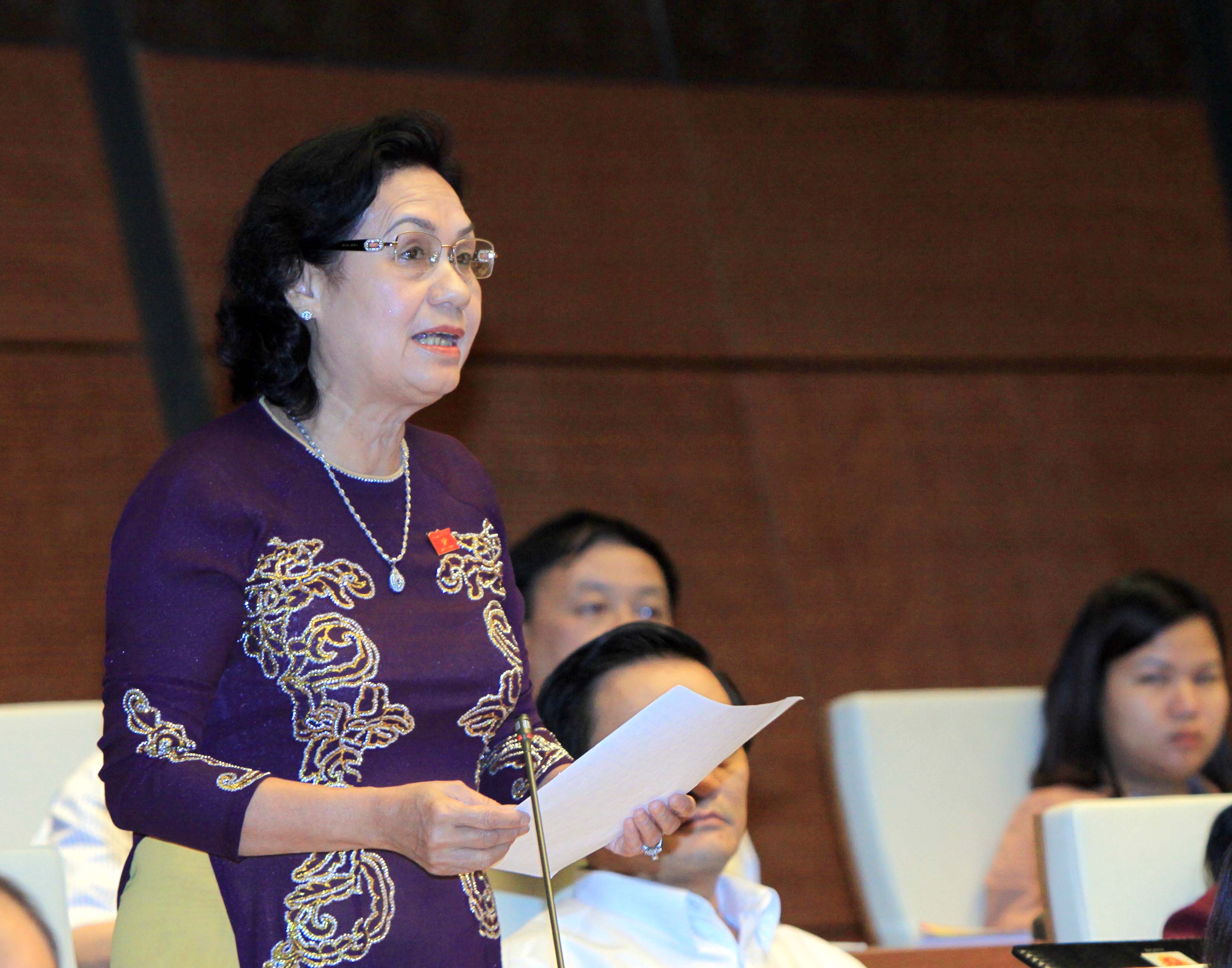 <span style="font-family: 'Times New Roman'; font-size: 15px;">Ủy viên thường trực Ủy ban về Các vấn đề xã hội Nguyễn Thị Khá</span><span style="font-family: 'Times New Roman'; font-size: 15px;">&nbsp;cho rằng: "Ngân sách nhà nước rất cần tiền mà không phải cần bất chấp mọi nguy hại”.</span>