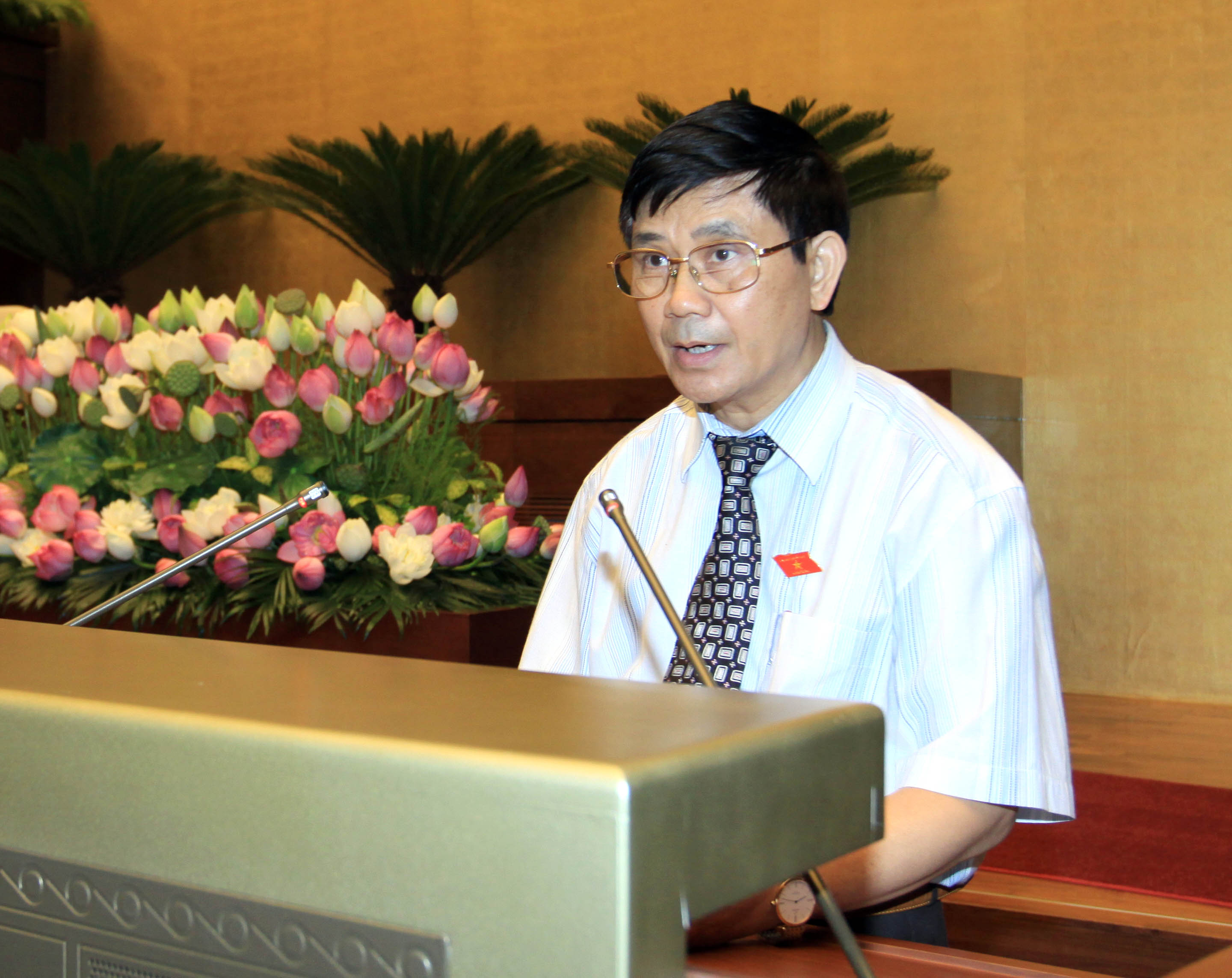 Theo Chủ nhiệm Ủy ban Tư pháp Nguyễn Văn Hiện, việc xử lý đối với cán bộ vi phạm pháp luật có biểu hiện nương nhẹ, kể cả một số trường hợp xử lý hình sự thì kết quả xét xử cũng thiếu nghiêm minh, chưa tương xứng với tính chất, mức độ hành vi phạm tội và hậu quả xảy ra.<br>