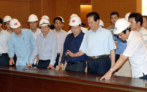 Thủ tướng Nguyễn Tấn Dũng kiểm tra hệ thống âm thanh tại phòng họp chính Nhà Quốc hội.<br>