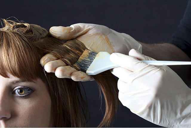 5 lưu ý để hạn chế tác hại thuốc nhuộm tóc - Ảnh 3.