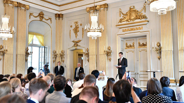 Giả Nobel Văn học đã xướng lên những cái tên ngoài dự đoán - Ảnh 4.