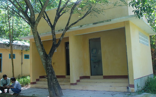 Nhà vệ sinh chỉ hơn 29 m2 tại Trường THCS Long Hiệp nhưng có tổng số vốn đầu tư lên tới gần 600 triệu đồng - Ảnh: Tuổi Trẻ.<br>