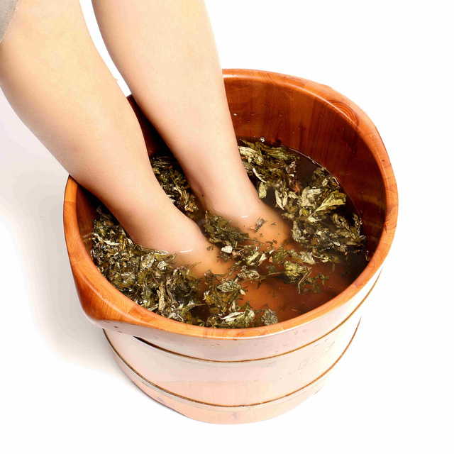 Ngày xuân ngâm chân để khỏe cả người - Ảnh 1.