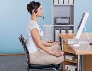 3 bài tập… ngồi giúp dáng đẹp chốn công sở - Ảnh 2.