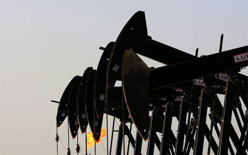 Máy bơm dầu làm việc tại một mỏ dầu ở Bahraiin - Ảnh: AP/WSJ.<br>