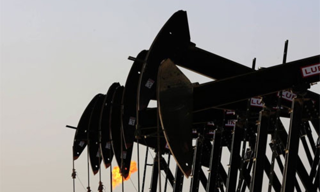 Máy bơm dầu làm việc tại một mỏ dầu ở Bahraiin - Ảnh: AP/WSJ.<br>