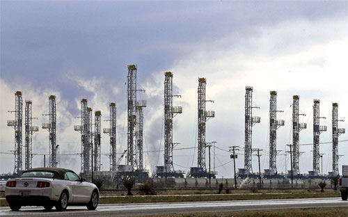 Giới phân tích dự báo tồn kho dầu thô ở Mỹ sẽ tiếp tục giảm trong 
mùa hè này do các nhà máy lọc dầu tiếp tục hoạt động với công suất cao 
để tạo ra xăng và các sản phẩm khác - Ảnh: AP.<br>