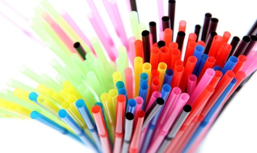 Tái sử dụng ống hút nhựa để tạo ra vật dụng có ích