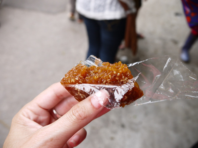 M&oacute;n ch&egrave; con ong tr&ecirc;n m&acirc;m cơm tất ni&ecirc;n - Ảnh 2.