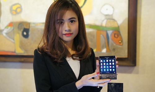 BlackBerry trình làng điện thoại “hộ chiếu”, giá 15,5 triệu đồng