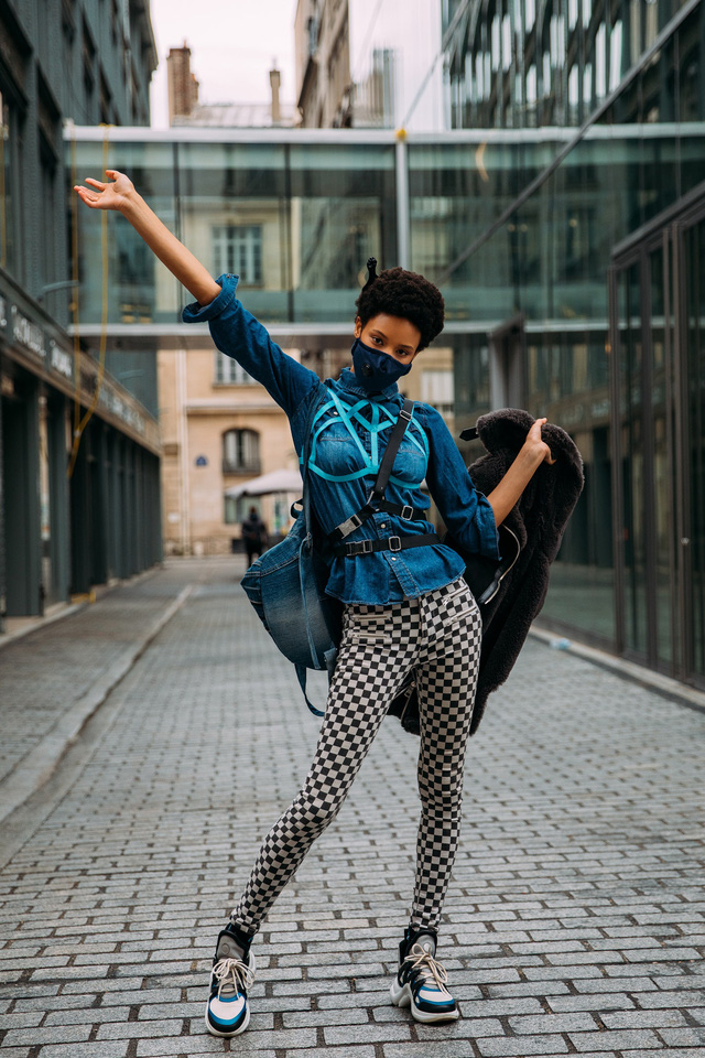 Paris Fashion Week Xuân – Hè 2021: mốt nhất là… khẩu trang - Ảnh 2.