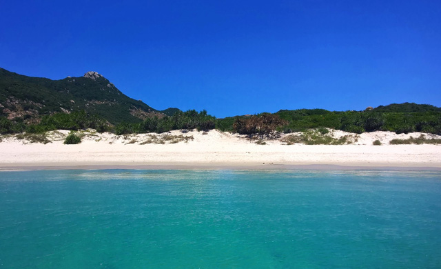 Sa Huỳnh: biển xanh và muối trắng nên thơ - Ảnh 4.