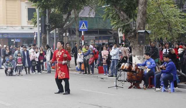 Phố đi bộ hồ Hoàn Kiếm chính thức hoạt động từ ngày 1/1/2020 - Ảnh 1.