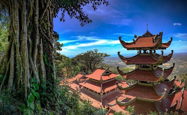 Bí ẩn ngọn núi thiêng gắn với huyền tích chữa bệnh - Ảnh 1.