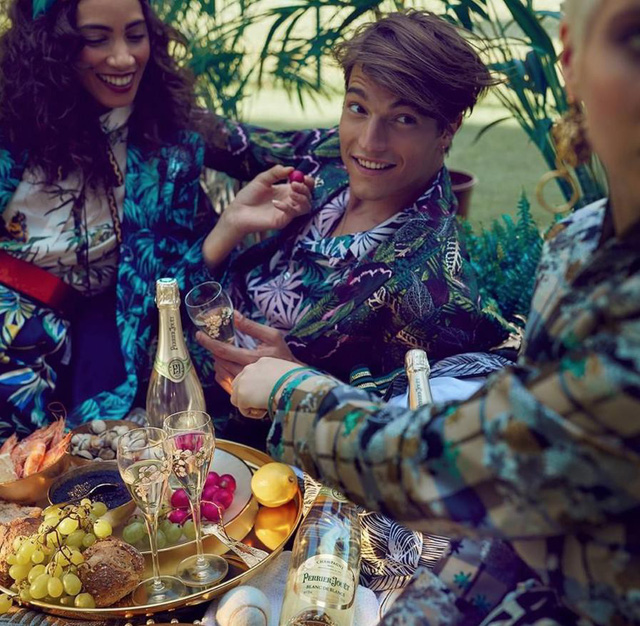 Năm mới, tình yêu và Champagne - Ảnh 1.