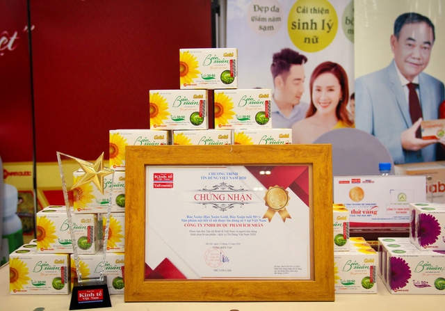 Bảo Xu&acirc;n vinh dự nhận giải thưởng Sản phẩm nội tiết tố nữ được tin d&ugrave;ng số 1 Việt Nam - Ảnh 2.
