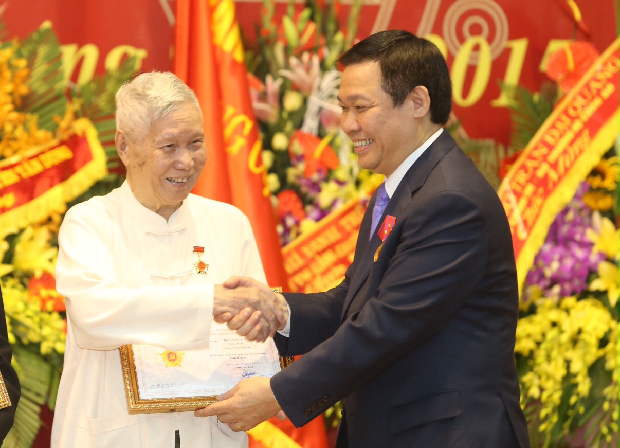 Trưởng ban Kinh tế trung ương Vương Đình Huệ trao tặng Kỷ niệm chương "Vì sự nghiệp kinh tế Đảng" cho Giáo sư Đào Nguyên Cát, Tổng biên tập Thời báo Kinh tế Việt Nam.<br>