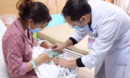 Cứu sống bé trai sơ sinh mắc bệnh lý hiếm gặp
