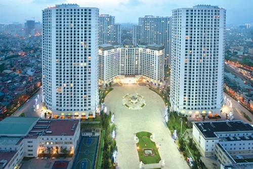 Sống tại R6, cư dân có thể ngắm nhìn toàn cảnh khu quảng trường rộng lớn của khu đô thị Royal City.