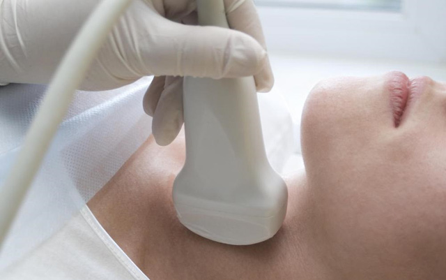 Cách phát hiện và phòng tránh ung thư tuyến giáp - Ảnh 2.