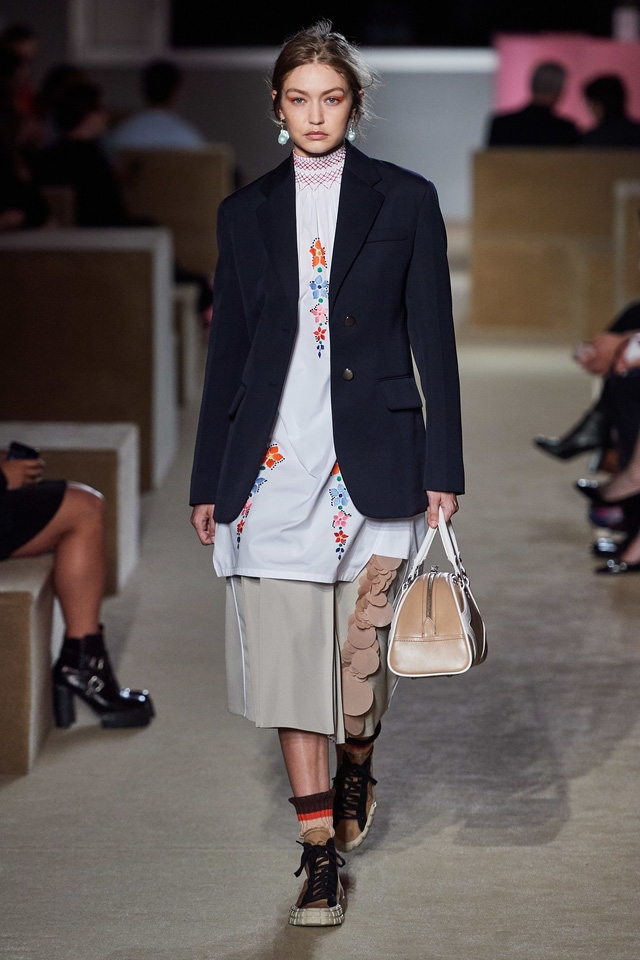 BST Resort 2020 của Prada: tự do cùng cotton - Ảnh 2.